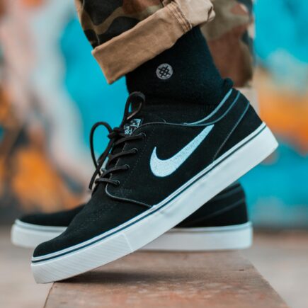 Sneakers op het werk: kan dat als man?