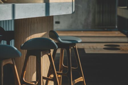 De kookeiland-revolutie: waarom Japandi barkrukken dé sociale spil van de moderne keuken zijn